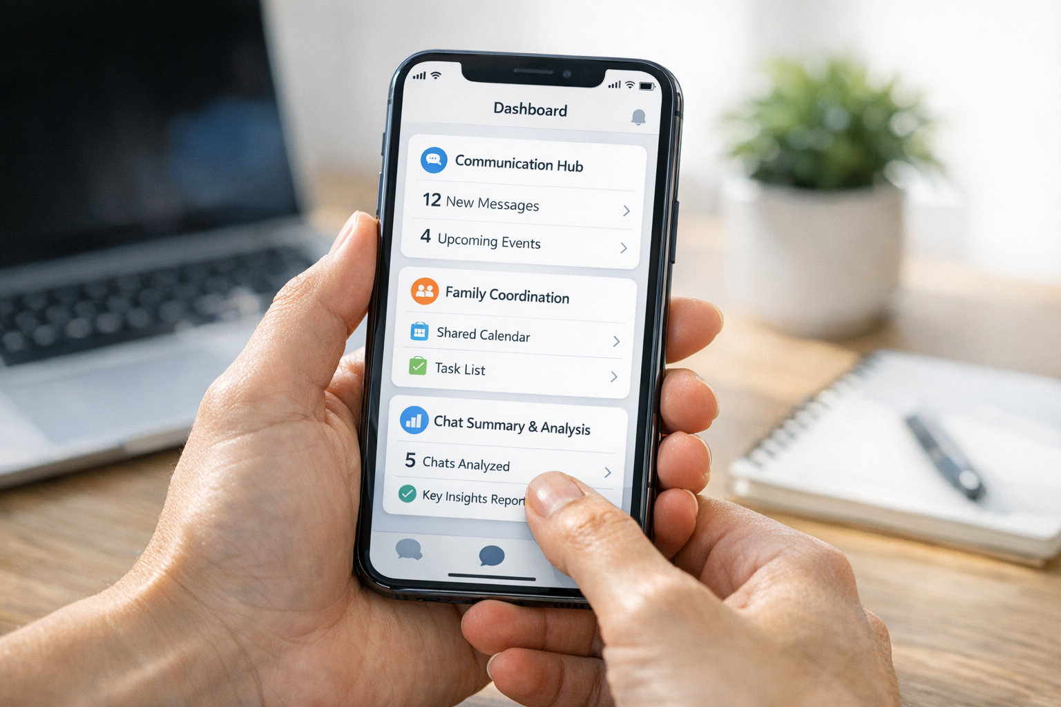 スマートフォンを操作する手元のリアルなクローズアップ。コミュニケーション管理、家族の連携、チャット要約分析をイメージしたクリーンなアプリUIモックアップ。現代的...
