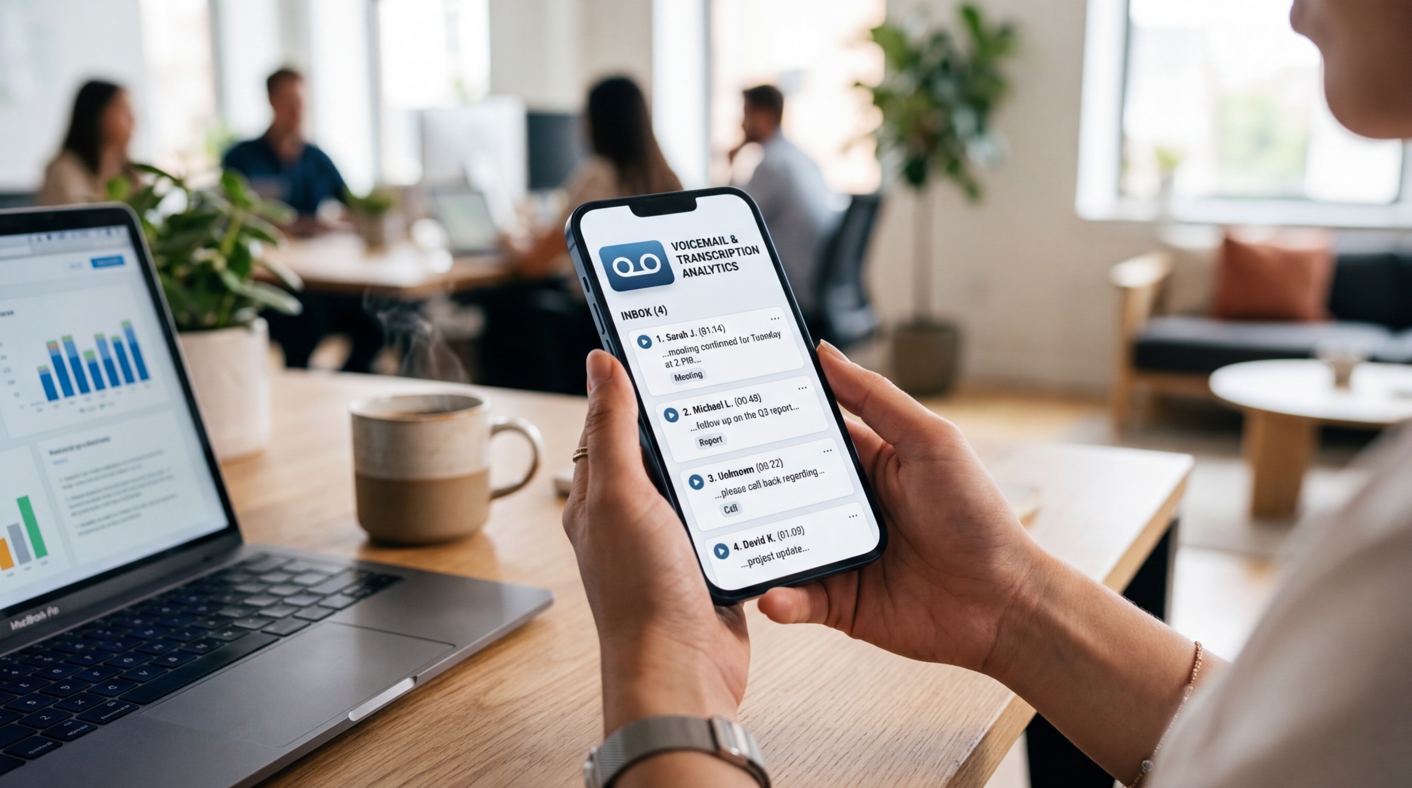 사무실 환경에서 스마트폰을 들고 있는 사람의 손 클로즈업 샷.